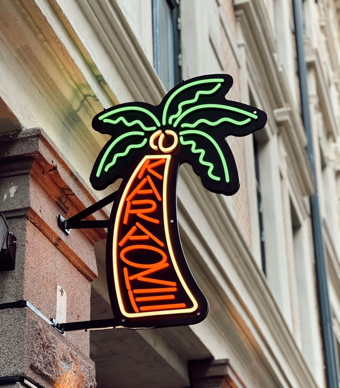 Utendørs neonskilt Honolulu karaokebar fra Neon Oslo