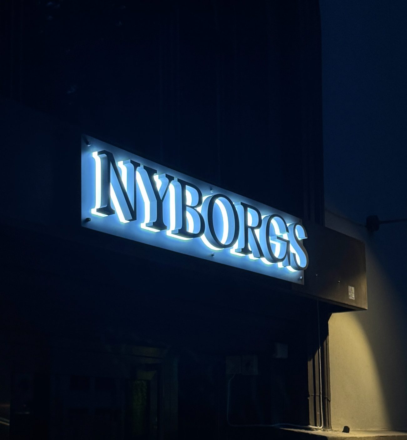 Logobokstaver fasadeskilt med lys fra Neon Oslo AS