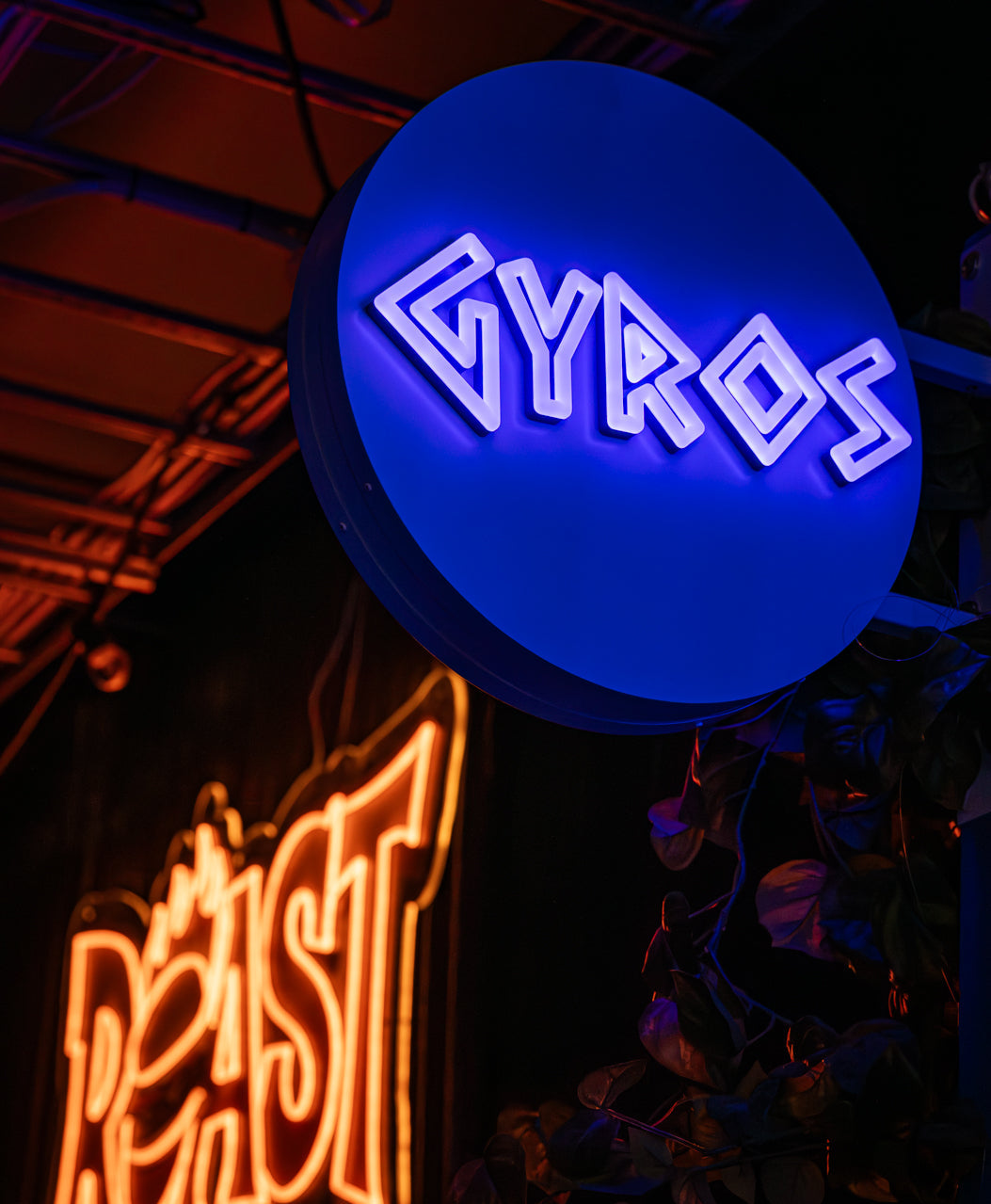 Fasadeskilt med lysende GYROS-bokstaver på restaurant
