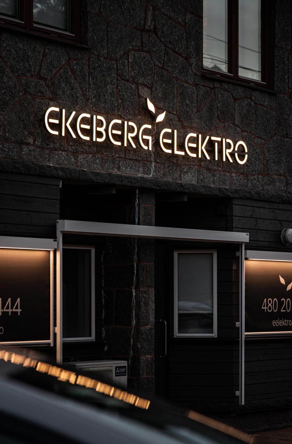 Frontbelyst fasadeskilt med logoen til Ekeberg Elektro, levert av Neon Oslo.